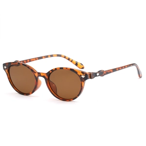 Retro ovale Sonnenbrille mit Schildpatt-Rahmen, braunen Gläsern und silbernen Nieten