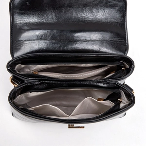 Innenansicht der schwarzen Ledertasche mit zwei Hauptfächern und Fischgrät-Stofffutter