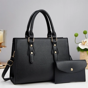 Ensemble sac cabas noir grainé avec bandoulière amovible et finitions dorées