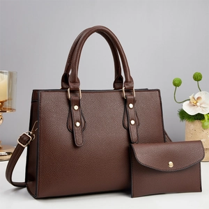 Ensemble sac à main marron texture litchi et pochette assortie en similicuir chic