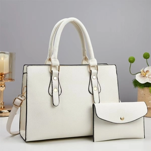 Ensemble sac cabas en cuir grainé blanc avec détails dorés et pochette assortie