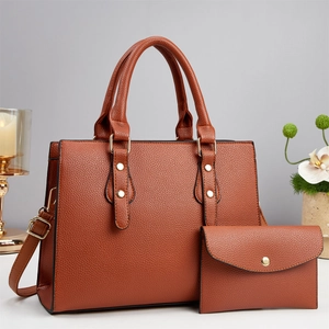 Détail du sac à main marron à motif litchi et de son petit portefeuille assorti