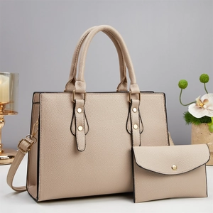 Détail de l'ensemble sac fourre-tout beige en cuir grainé avec finitions dorées