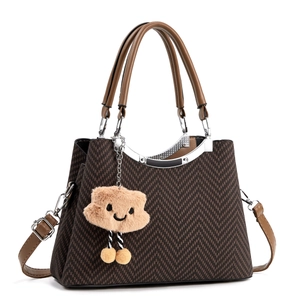 Sac À Main Femme Cuir PU Tissage Chevrons Grande Capacité Sac Bandoulière Avec Pendentif Nuage Peluche Minimaliste