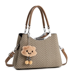 Sac à main tissé à chevrons marron avec breloque nuage en peluche et détails en métal argenté