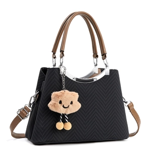 Sac bandoulière tissé noir pour femme avec anses brunes et breloque peluche