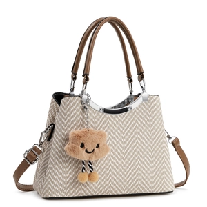 Sac bandoulière minimaliste beige à chevrons avec poignées en cuir et breloque en peluche