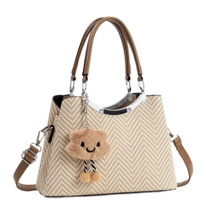 Sac fourre-tout beige tissé minimaliste avec lanières en cuir brun et breloque nuage