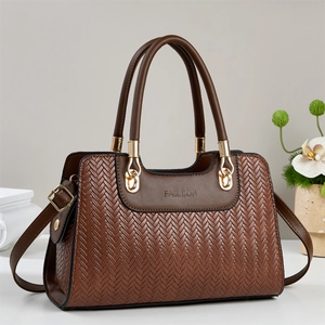 Sac à main marron foncé avec texture tissée en V et détails métalliques dorés chic