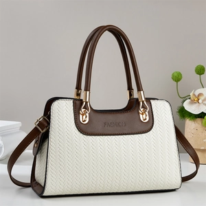 Grand sac bandoulière chic avec texture tissée et bordure en cuir marron de forme oreiller