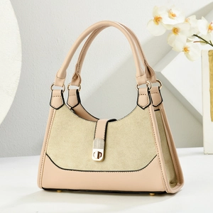 Sac à main chic rose en similicuir texturé avec boucle dorée dans un décor blanc épuré