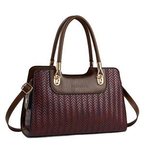 Grand sac à main vintage bordeaux avec texture tressée, coutures contrastées et bandoulière