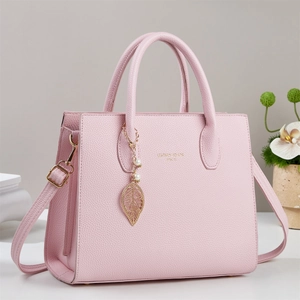 Rosa Handtasche für Damen aus Leder mit Litschistruktur und Blatt-Perlen-Anhänger