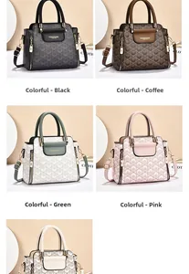 Vista dettagliata di grandi borse shopper in cinque colori con motivo a cerchi e tracolle