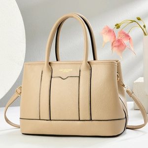 Elegante borsa tote beige in pelle martellata con manici e tracolla regolabile