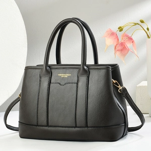 Elegante borsa tote in pelle marrone caffè con finiture dorate e tracolla rimovibile