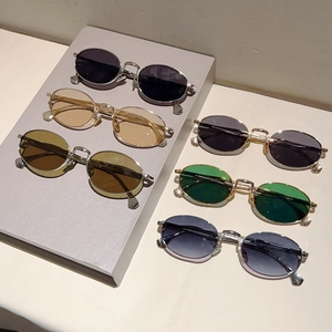 Set di occhiali da sole ovali in metallo di lusso in vari colori su piedistalli