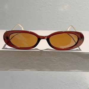 Lunettes de soleil ovales chic avec monture en écaille et verres ambrés élégants