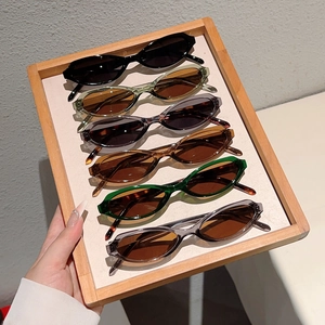 Vue détaillée de lunettes de soleil ovales vintage en plusieurs couleurs sur plateau