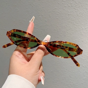 Détail de lunettes de soleil écaillées avec verres vert foncé et marquages de taille
