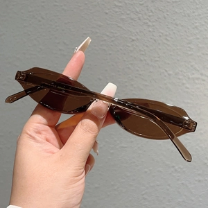 Gros plan de lunettes de soleil rétro ovales en plastique avec verres ambrés