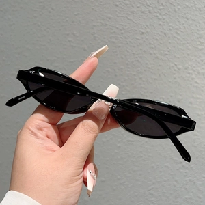Gros plan sur des lunettes de soleil œil de chat ovales noires à monture rétro
