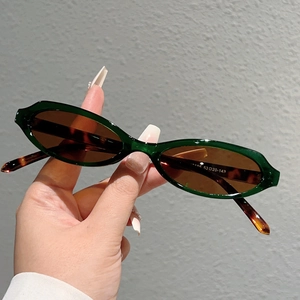 Vue détaillée de lunettes de soleil ovales rétro avec branches en écaille et dimensions
