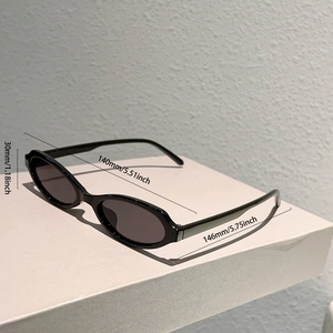 Détail de lunettes de soleil ovales rétro avec dimensions de 30mm de haut et 140mm de large