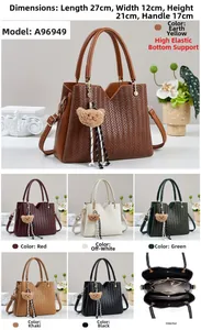 Tabella taglie e selezione multicolore della borsa a mano intrecciata con ciondolo