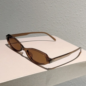 Détail des branches de lunettes de soleil ovales ambrées avec modèle 33182 52-20-143
