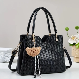 Elegante borsa a mano in pelle intrecciata nera con trama a spina di pesce e oro