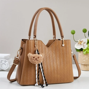 Borsa a mano marrone in pelle PU intrecciata con apertura a V e ciondolo orso
