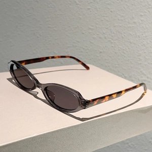 Détail latéral de lunettes de soleil ovales vintage avec des branches à motif écaille