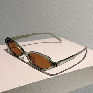 Détail de vue latérale de lunettes de soleil ovales rétro avec verres ambrés