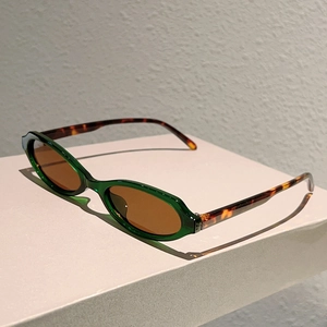 Lunettes de soleil ovales rétro vertes avec branches écaille et verres marron