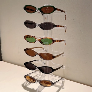 Lot de six lunettes de soleil œil de chat ovales rétro en couleurs assorties sur support