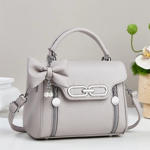 Elegante hellgraue Handtasche mit Schleife, Perlenkette und verstellbarem Gurt