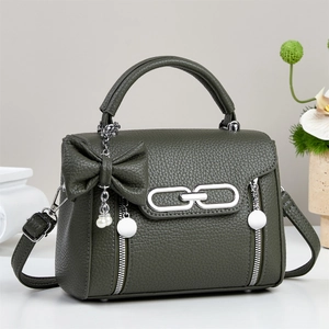 Dunkelgrüne Lederhandtasche mit Litschi-Muster, Perlenquaste und Metallschließe