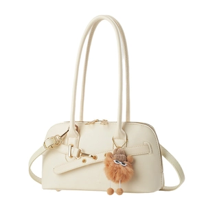 Sac cabas beige minimaliste avec texture cuir et breloque monstre en peluche