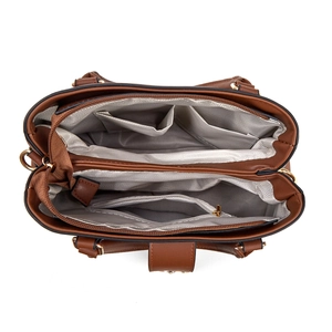 Vue intérieure du sac en cuir marron montrant la doublure spacieuse et les poches