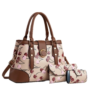 Ensemble de trois sacs à main beiges avec motifs cerises et poignées en cuir marron