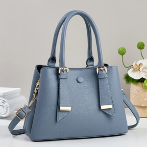 Elegante Tasche in Nebelblau mit Litschistruktur und verstellbarem Schultergurt