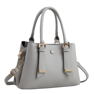 Elegante graue Handtasche aus Leder mit goldener Hardware und verstellbarem Schultergurt