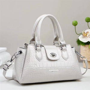Elegante weiße Handtasche aus Krokodilleder-Prägung mit Silberverschluss und Gurt