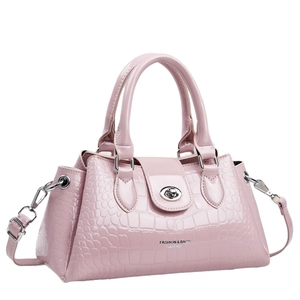 Zartrosa Handtasche mit Krokodilprägung, glänzendem Finish und silbernem Drehverschluss