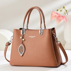 Sac à main élégant en cuir marron avec boucle argentée et pendentif perle