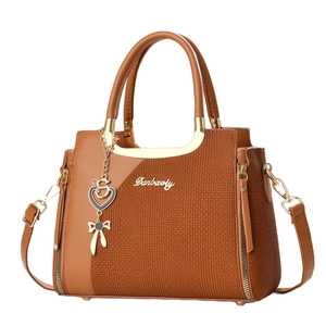 Elegante borsa a tracolla patchwork marrone con manico e ciondolo a cuore dorato