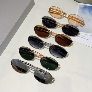 Collection de lunettes de soleil ovales en métal en six coloris sur marbre blanc