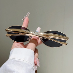 Vue détaillée de lunettes de soleil ovales avec branches métalliques dorées profilées