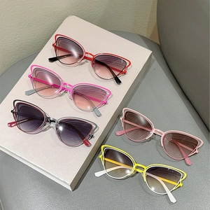 Détail montrant cinq couleurs de lunettes de soleil œil-de-chat en métal ajouré